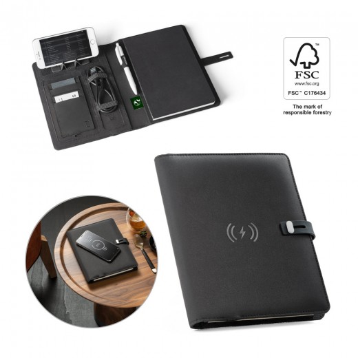 EMERGE A5 FOLDER. Cartella A5 in in poliestere riciclato (100% rPET) 300D con caricatore wireless 93581